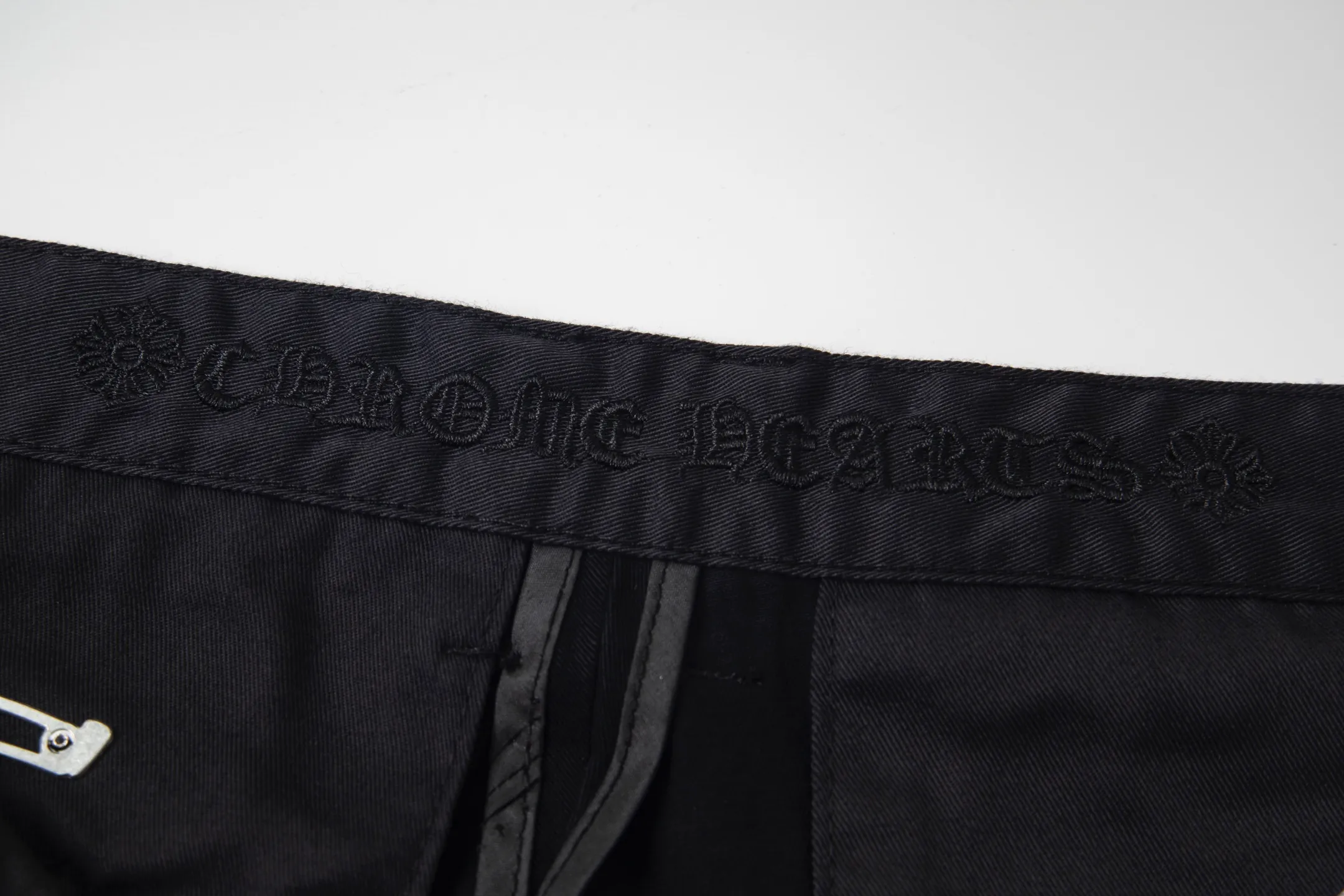 P260 Chrome Hearts丨Chrome Hearts Black and Brown Camouflage Cross Patched Leather Jeans - Full of exploring the ultimate in fashion, Chrome Hearts' new Chrome Hearts pants cleverly integrate camouflage crosses, camouflage crosses and other elements to break traditional boundaries. Mattyboy's clever fusion of overalls and khaki jeans, the same style, brings endless matching inspiration to fashionistas! Whether it is daily wear or a trendy try, these pants can bring you an excellent fashion experience. Style number: 1753# Color: casual black Size: 28 30 32 34